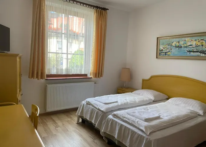 Bialy Dworek 게스트하우스 미엥지즈드로예